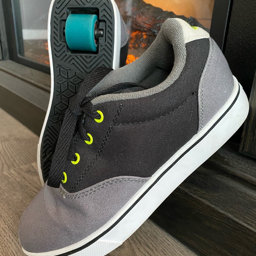 Heelys/Grey/Black/Youth Size 5/Women’s 6 1/2